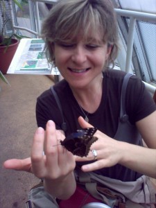 S tropickým motýlem v botanické ve skleníku Fata Morgana