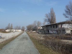 Na stezku jsem se napojila kousek od křižovatky Šaldova x Rohanské nábřeží - do toho, abych ji nazvala krásnou, má hodně daleko!